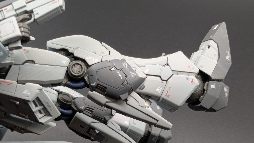 装甲表面のアクセントディテールは、うまく内部フレームにデザインされていて良くできてますね!基本リードベルチャーで筆塗りしましたが、写真ではよく見えない…。