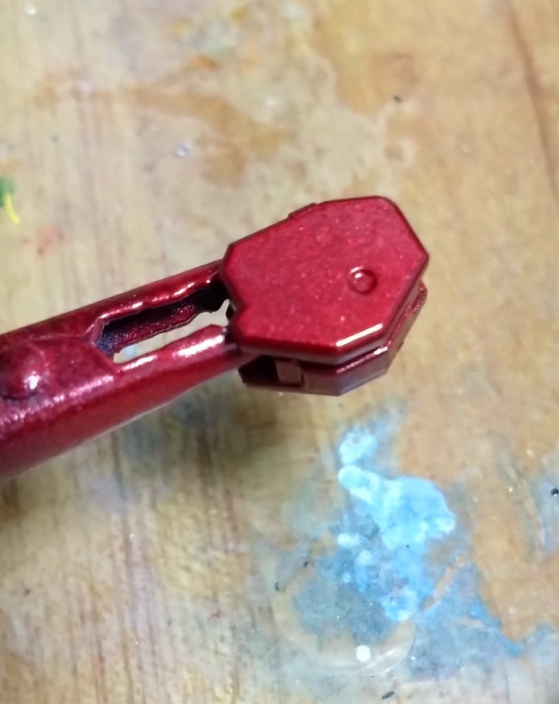 塗装した肘関節タミヤのメタリックレッド2度吹き→マイカレッドの順に塗り重ねています