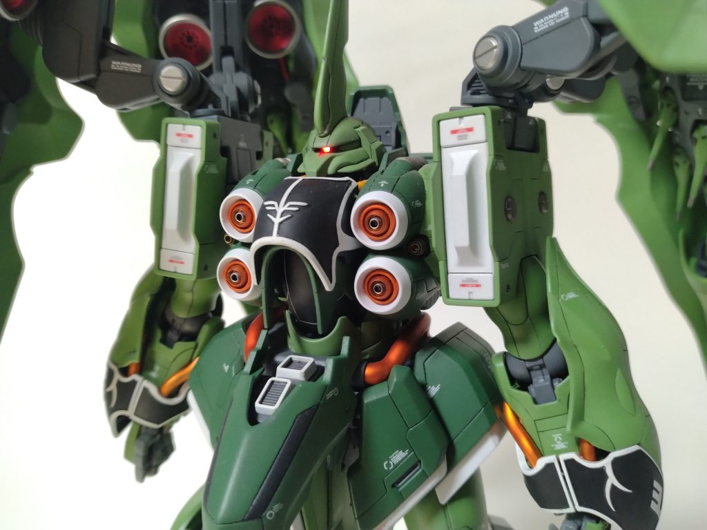 胸のエンブレムはエングレービングで再現しました。メガ粒子砲とバルカンはメタルパーツを組み合わせています。腰のフンドシ周りにも角ダクトを追加しました。