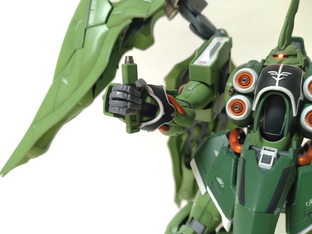 腕のビームサーベル兼ビームガンはキットでは再現されていなかったので手首を開口してネオジム磁石で仕込めるようにしました。ハンドパーツはホビーベース製の極め手に変えています。