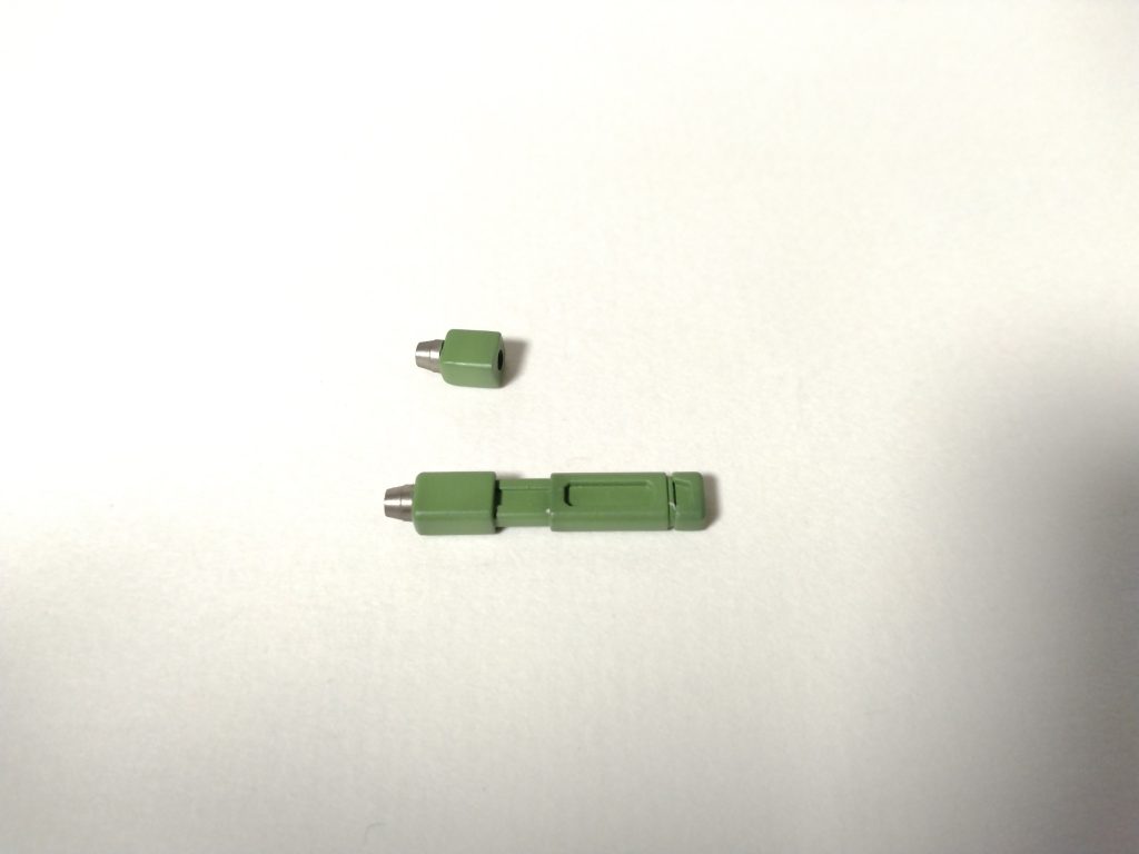 手首に仕込むビームガンとビームサーベルはこんな感じで別パーツになっています。伸縮式のサーベルも作ってはみたのですが私の技量では強度不足のものしかできませんでした(^^;)