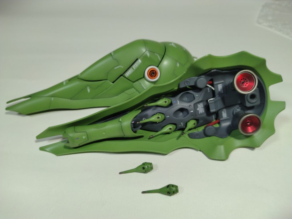 そしてこれが本体と言っても過言ではないバインダーです。表のメガ粒子砲と裏側のメインバーニアはメタルパーツです。キットではファンネル達をダボに固定する仕様だったのですが見た目をスッキリさせたくてネオジム磁石での固定に変更しました。ファンネル達もガンマズルとサイドのバーニアはメタルパーツにしてディテールアップしました。