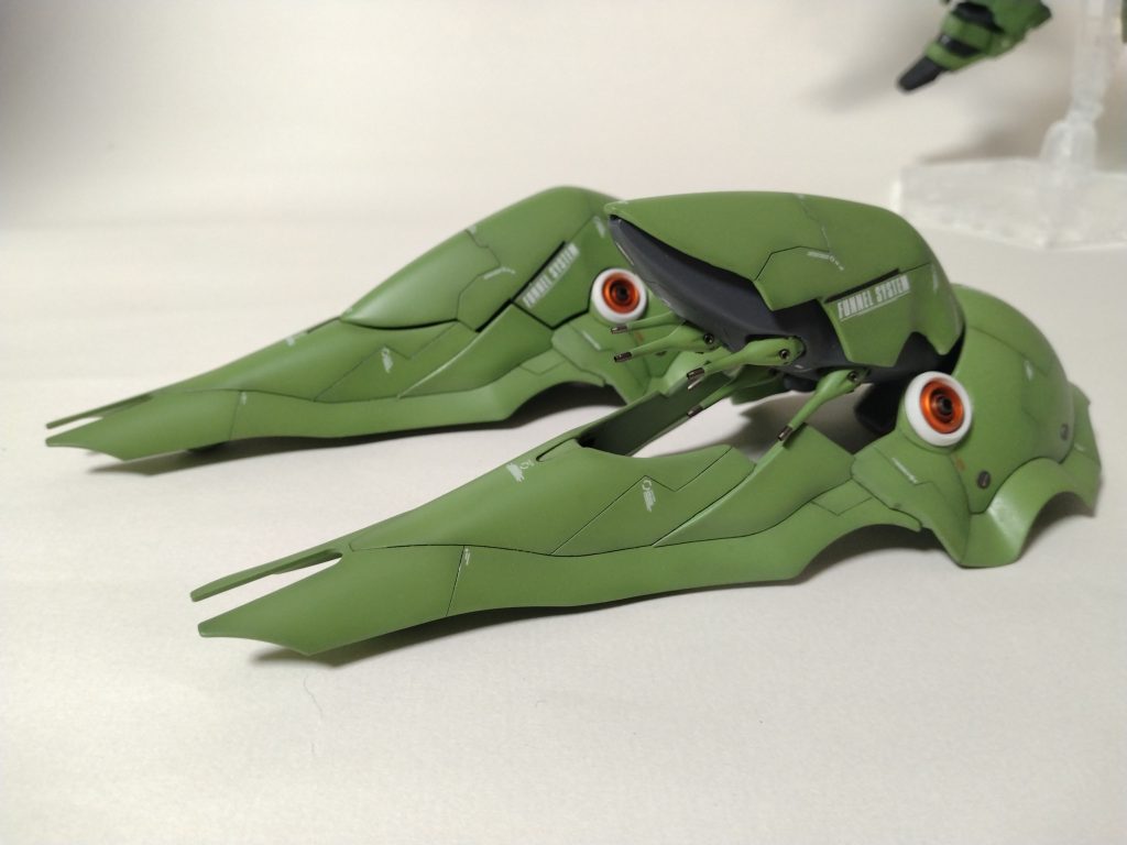 また、バインダーは差し替え無しでファンネルコンテナを展開できるようになっています。ケガキ針で削りまくって最後はデザインナイフで開口しました。ファンネルコンテナの横腹がスカスカだったのでパテで整形しています。開けたときに各所が干渉しないように、かつ閉じたときに不自然な隙間があかないように調整するのが一苦労で、他の方の作例を見て軽い気持ちで真似し始めたのですが途中でめっちゃ後悔しました(^^;)もう二度とやりたくないです！ 