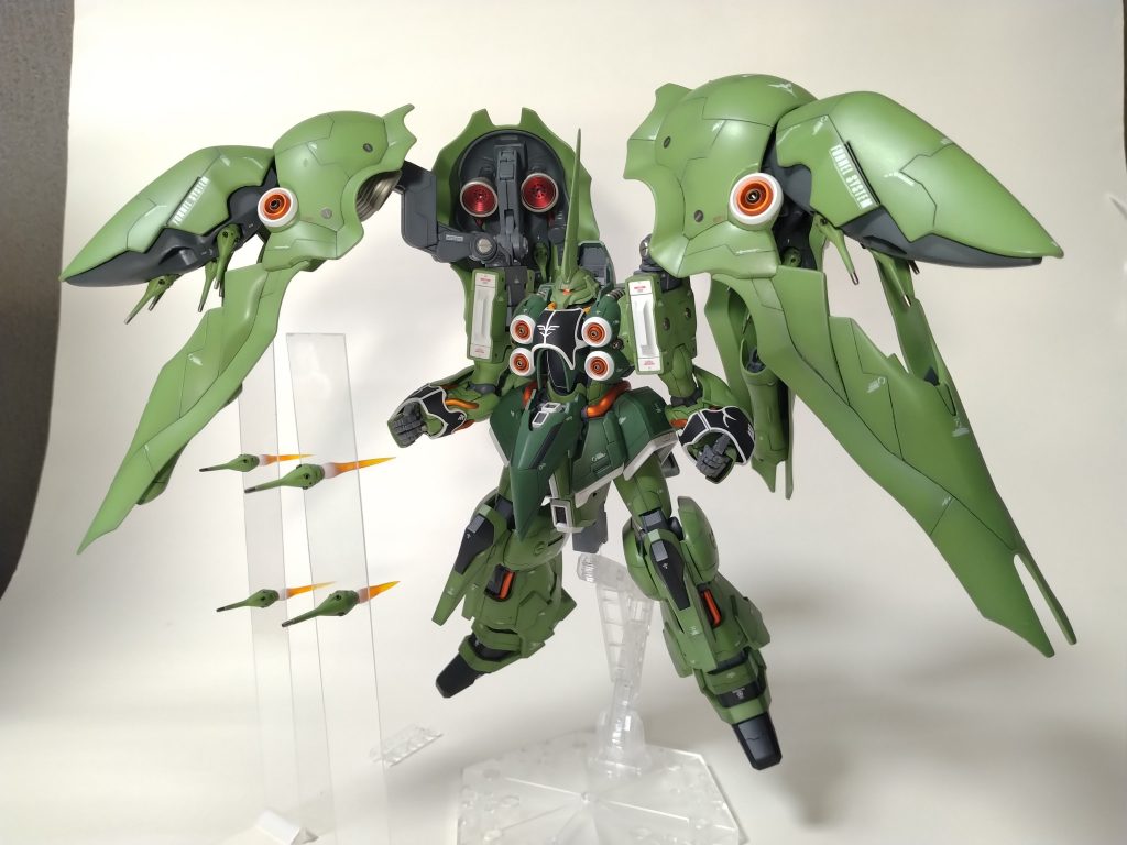 展開するとこんな感じです。ファンネルのフェクトパーツはコトブキヤのものを使いました。