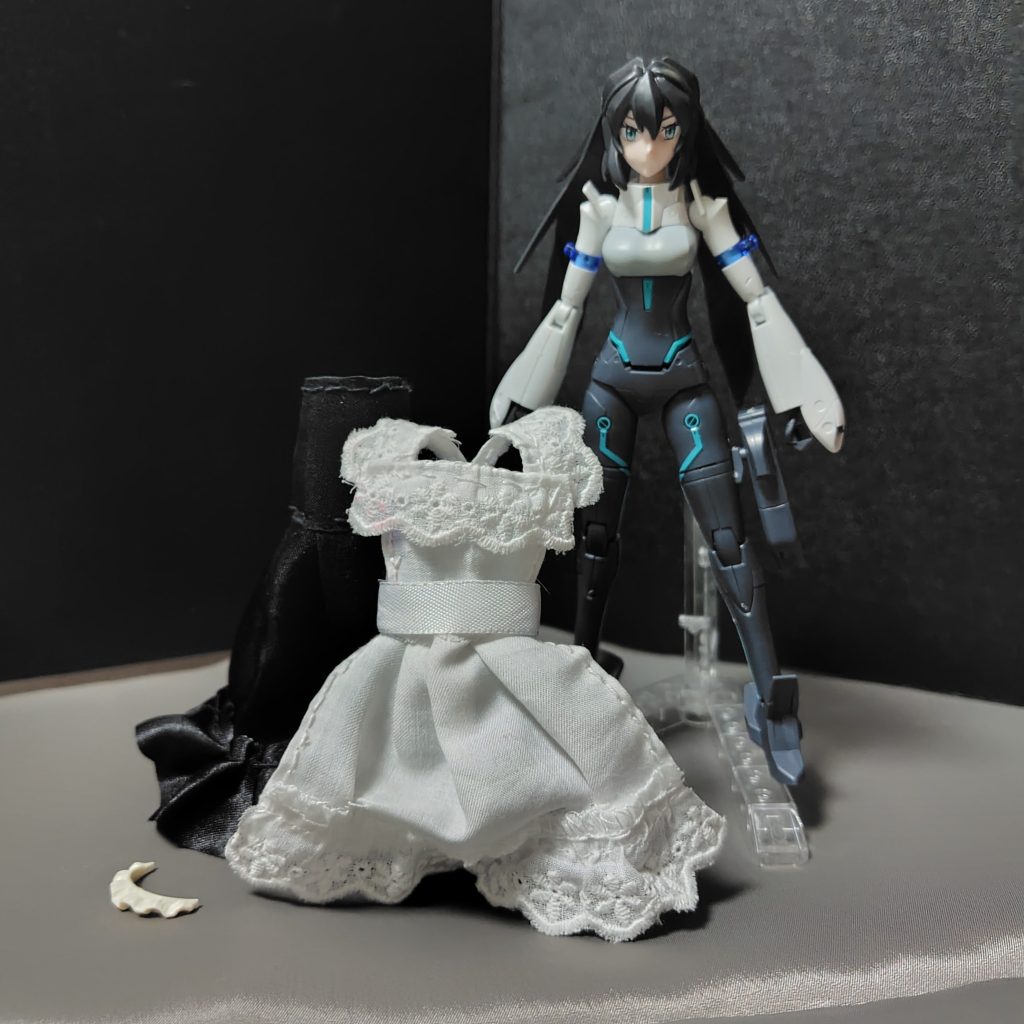 服は脱げますので、何時ものモビルドールメイの姿に戻せます。