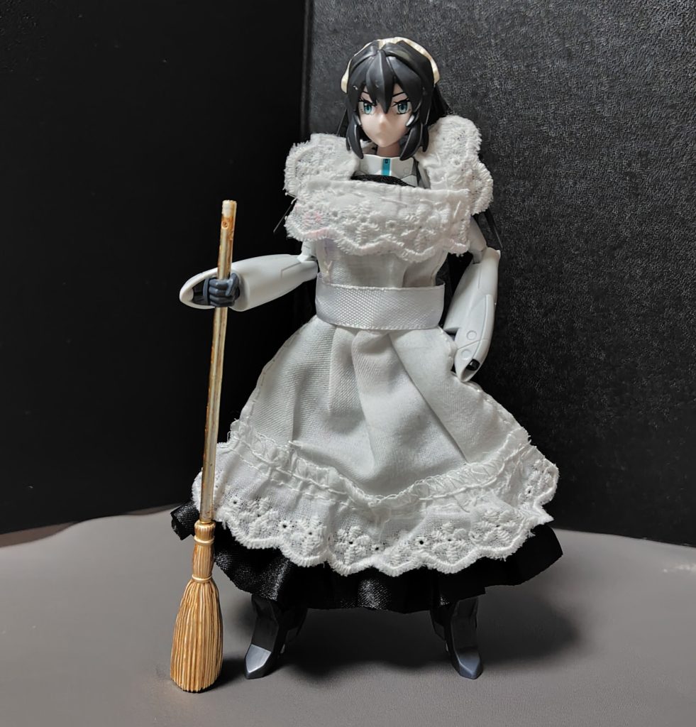 このGUNSTAさんの中にはモビルドールメイに服を着せてある作品がいっぱいある中でも、今回のと同じように布で本編のゴスロリドレスを作ってらっしゃる作品があります。遥かにレベルの高い完成度で、私のなんてあえていうなら「カス」であると萎縮しちゃいますね。何時かは袖付きドレスとか作れるようになりたいですね。