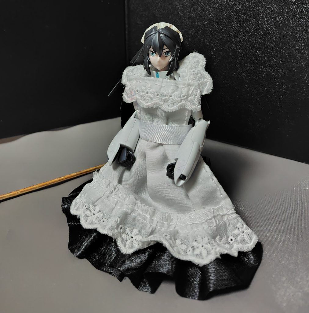 実は今回の服は少し失敗していまして……それはエプロンのサイズが大きすぎるという点です。今更作りなおすのも面倒なので、下につけている黒ドレスのスカートににフリルを付けて延長を施す事で誤魔化してます。