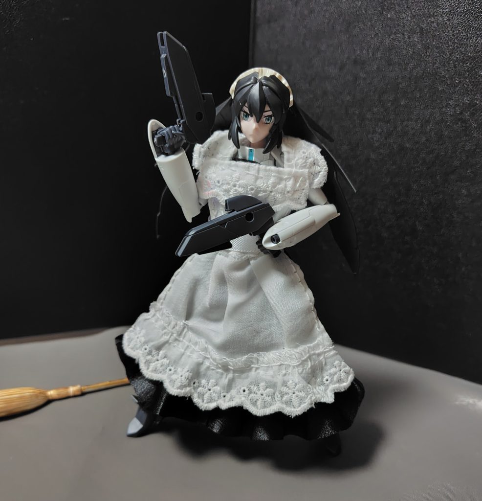 メイのメイド服のスカートの中にはビームガンが仕込んであります。