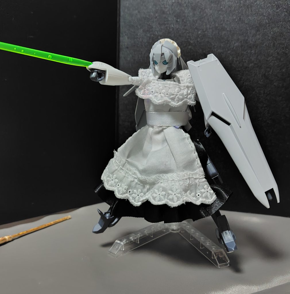 腕からはビームサーベルだけでなく、ビームガンも撃てます