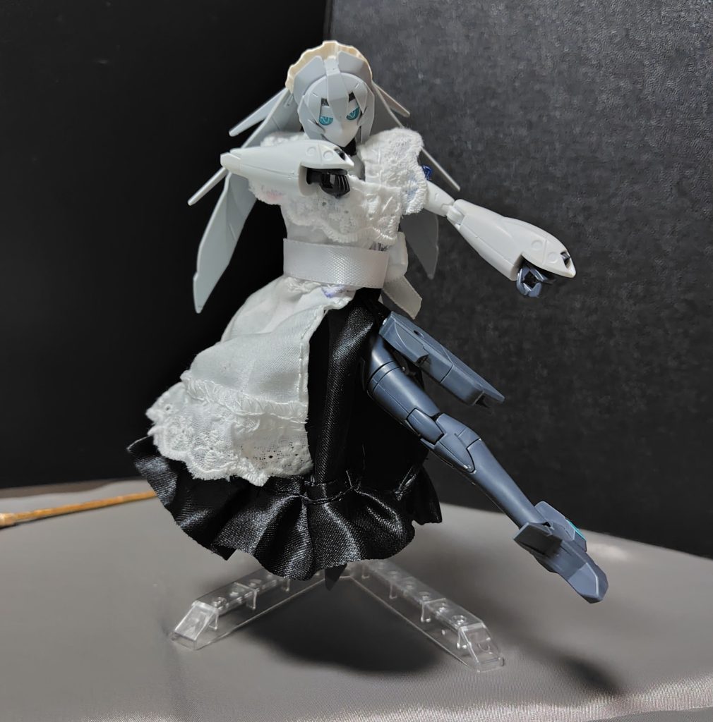 スカートはスリットがあるので、徒手空拳も出来ちゃいます。