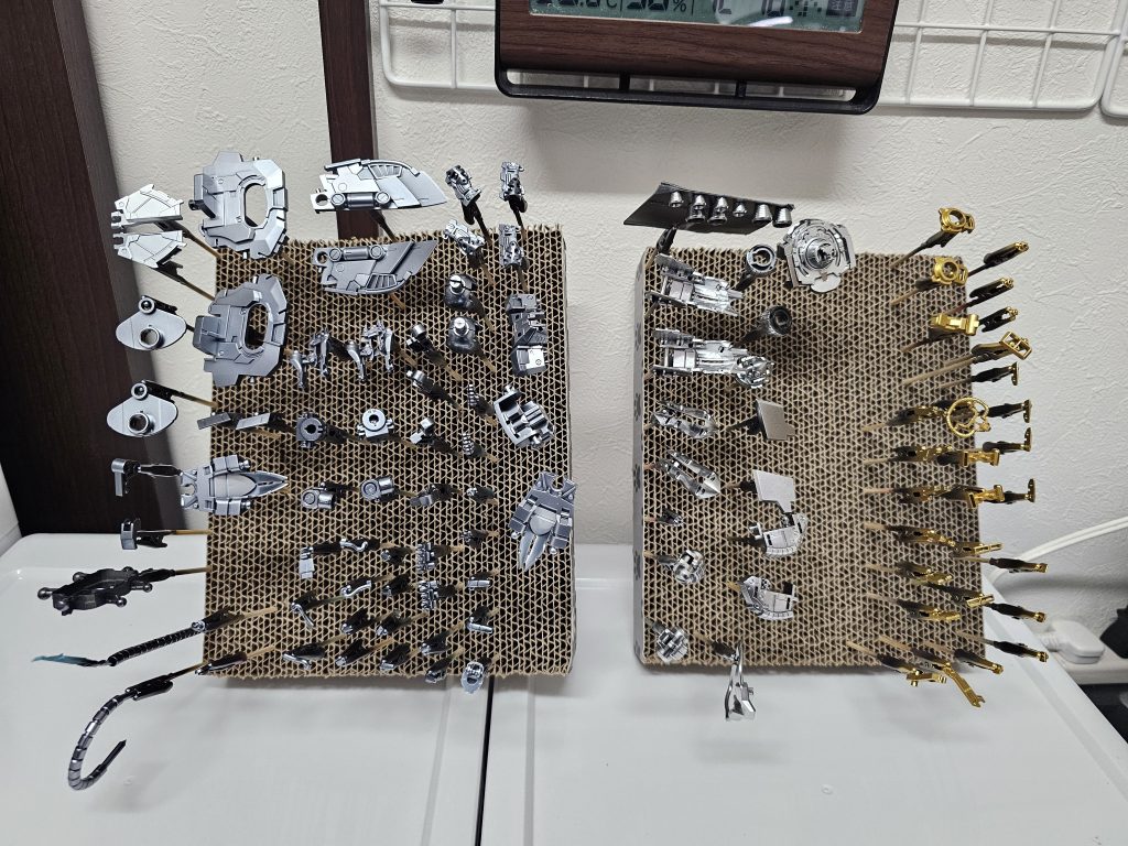 その他フレーム類 青い部分は全てキャンディ ガイア EXブラック ↓ 1.ガイア スターブライトシルバー 2.Mr クリスタルカラー ムーンストーンパール ↓ 1.ガイア クリアブルー 2.水性ホビーカラー クリアブルー 濃淡合わせて8色構成 かかと、リアスカートは部分的にグラデキャンディ 金色部分 ガイア EXブラック ↓ ガイア スターブライトゴールド