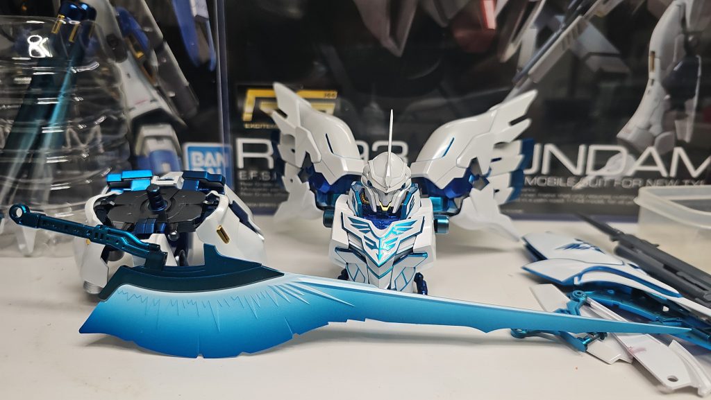 ビームアックス ガイア クリアブルー ↓ ガイア ピュアホワイト→Mr ホビーカラー ウルトラシルバー グラデ ↓ クリアブルー グラデ