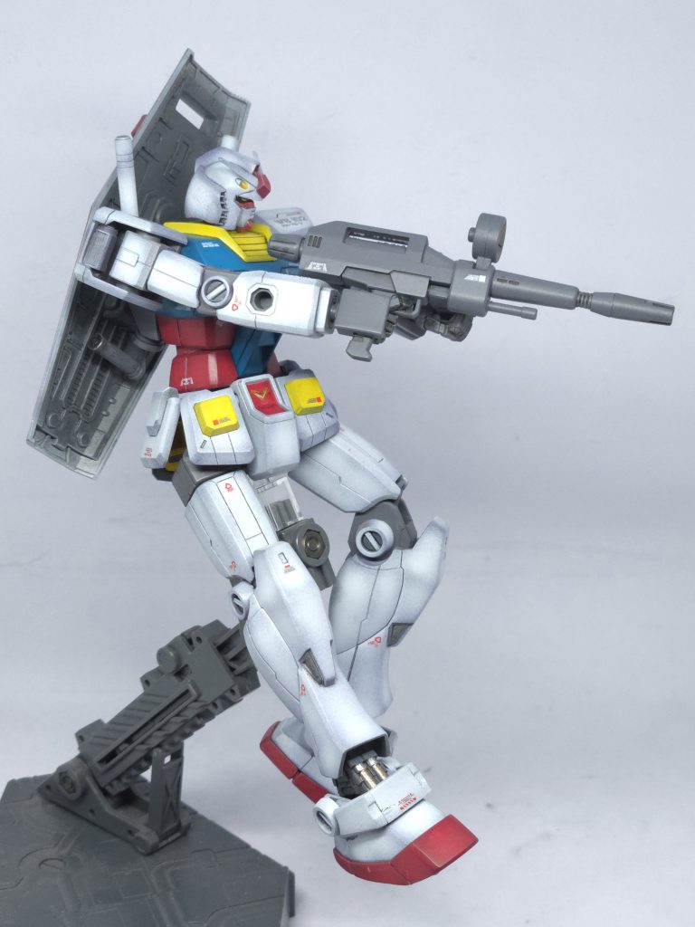 ポーズ2。なぜライフルのみしかポーズしないのか!?そうです右のハンドパーツがこれしかなかったからです💦甥っ子編の際、他のガンプラに転用してしまい、無くなりました。