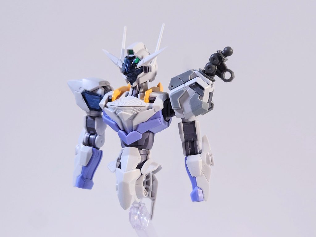 頭部はアンテナを追加してエアリアルにシルエットを寄せました。左肩はキャリバーンをベースに装飾を追加して増加装甲感を出してみました。