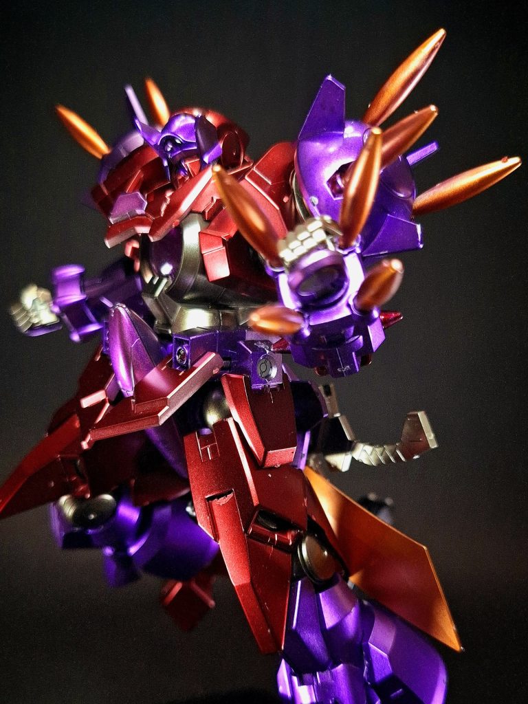 GNニードルストレート両前腕部に内蔵されたGNビームスパイク。前腕部は有線式による射出機構を有しており、立体的な攻撃が可能となる。