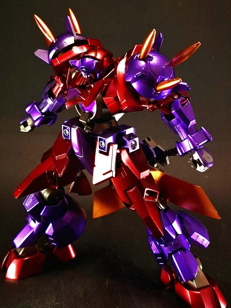 ベース機と同様にトランザムシステムが搭載されているが、本機はさらに頭部のバイザーを下げた特殊ロックオン機能「一ツ目モード」が発動する。この機能により鬼神のような破壊力と機動力で食らい付き、相手を粉砕する。