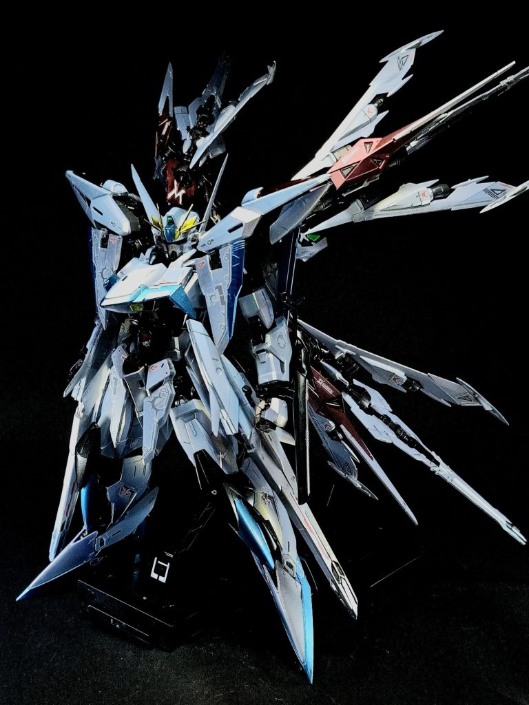 特殊機能 編集フェイズシフト装甲一定の電圧を持つ電流を装甲材に流す事で相転移させ、物理的な衝撃を無効化する特殊装甲。実体弾兵器をほぼ完全に無力化するが、高出力ビーム兵器の前には無力となる。ミラージュコロイドステルス可視光線を歪め、レーダー波を吸収するガス状物質。これによって「眼の前にいても視覚認識できない」ほどの高度な隠密性を発揮する。