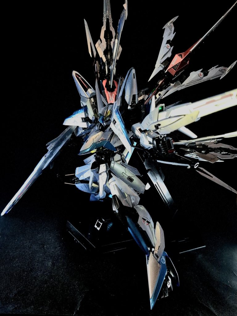 武装・必殺攻撃72E4式ビームライフル「ジンライ」左右サイドスカートに二挺マウントされたエクリプス専用のビームライフル。MA形態では安定翼としての役割を果たす。使用時にはグリップを回転させ、マニピュレータに把持させる。