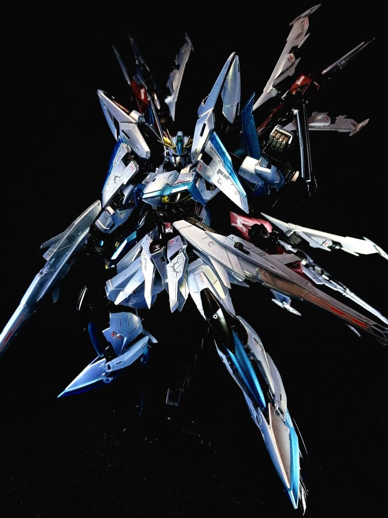 ストライカーパックシステム背部コネクタを介し、各種ストライカーパックを装着する換装システム。可変による音速飛行を主とする為に余剰装備を備えられなかった事に対して、それをオプション化する事で様々な作戦に対応可能となった。エクリプスには専用ストライカーパックとして「マニューバストライカー」が開発されている