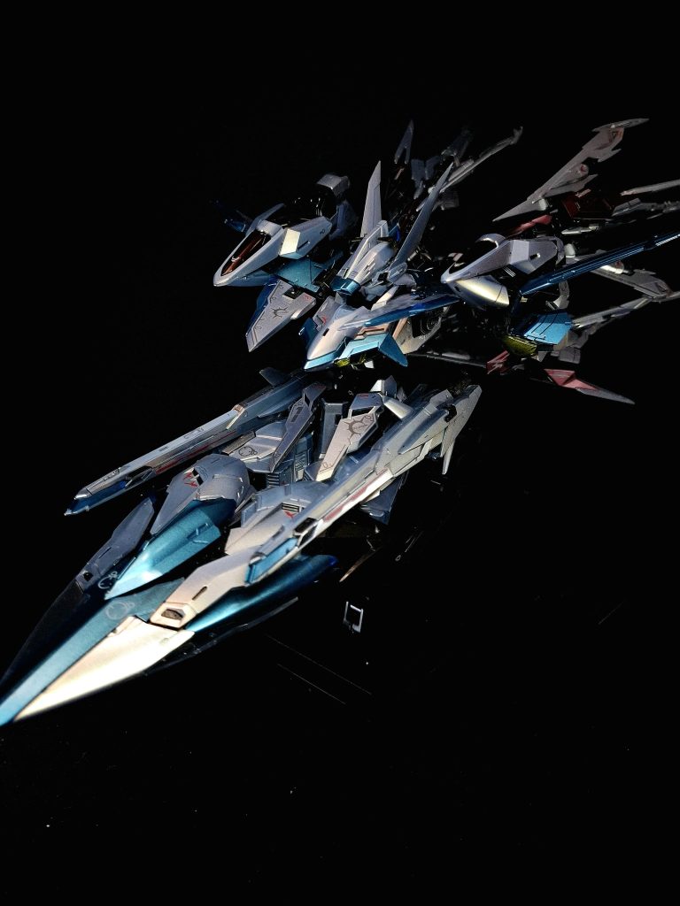 変形MS形態及びMA形態への変形が可能。ストライカーパックシステムを搭載する関係上、背部を塞がない可変機構を採用。また、フレーム構造はフリーダムの物を解析、再現しており、洗練された機体構造によって可変機の宿命である「構造の複雑化によるMS形態での脆弱性」を克服している。