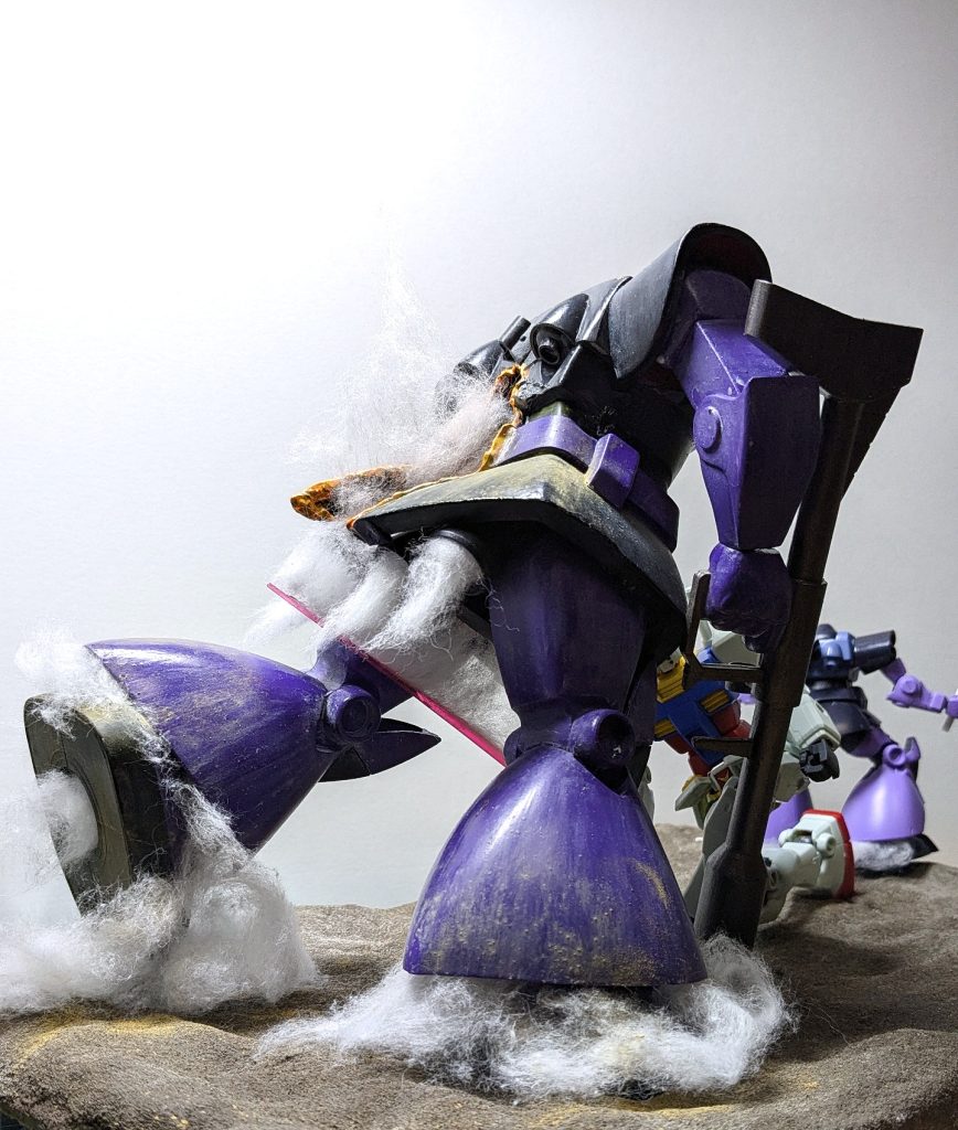 小さく写っているドムは食玩ですwジェットストリームアタックを連想させるアイテムとして使用しています。