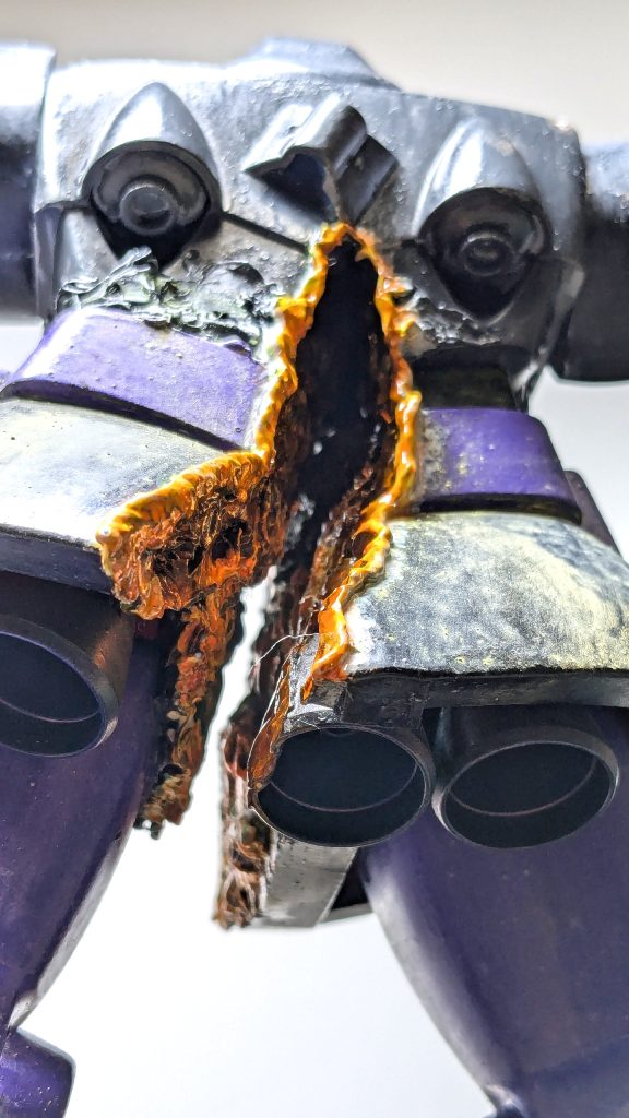 スカスカな中身をごまかす為、ジャンクの大きめなバーニアを使用。（何のバーニアだか分かりませんw） 溶断痕はリスペクトしているアメブロの睦月さんという方のやり方を参考に行っています。