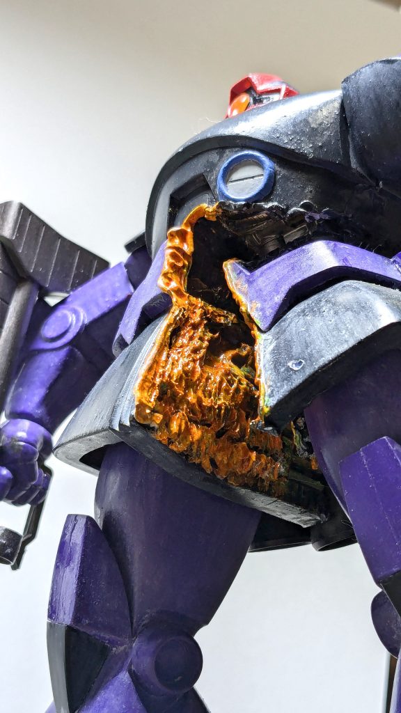 後ろから一方向のみに絞った作品なので、見えない前方は塗らなくても良かったのですが、一応塗っています。膝の合わせ目も塗装後に割れたので、処理していませんw