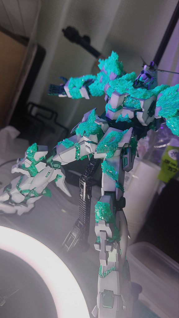 下から照らしてブラックライトで発光