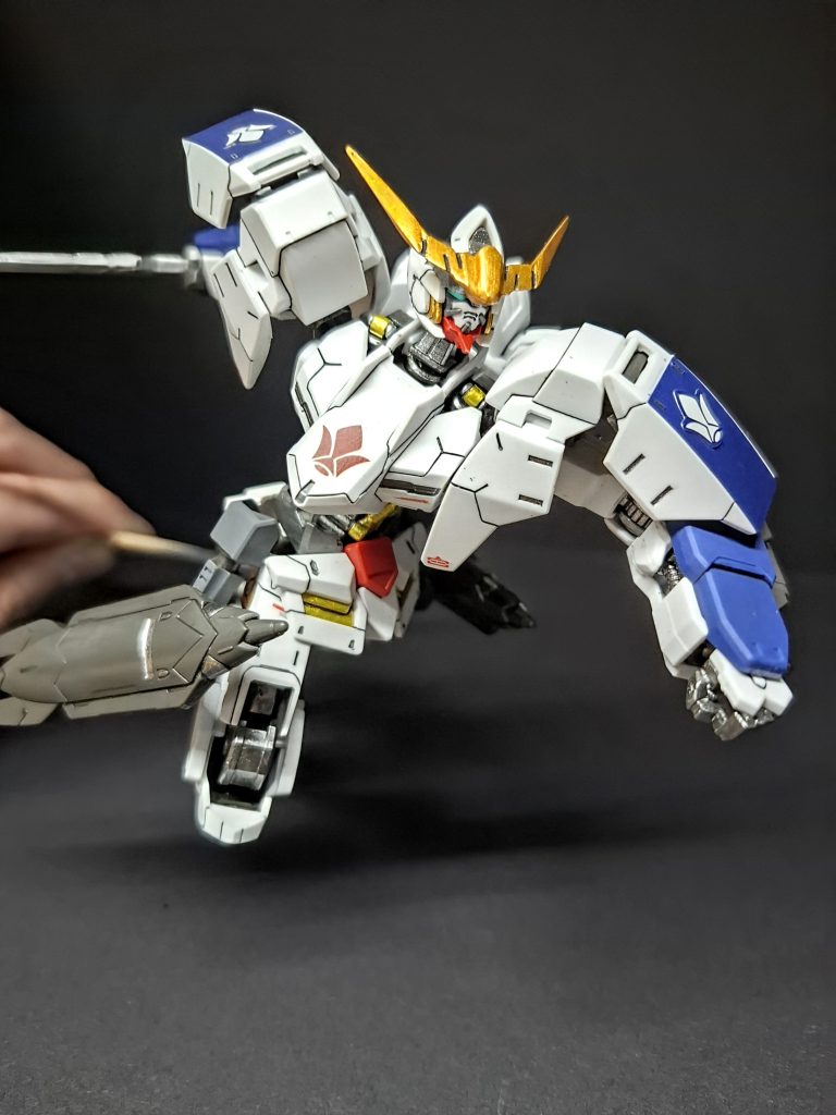 台座の接続パーツが無くしたので塗装ようの棒で必死に支えています(汗)白い機体なのでガシガシ動かして手汗が付くのが嫌なので今回のポージングはこれだけですね。