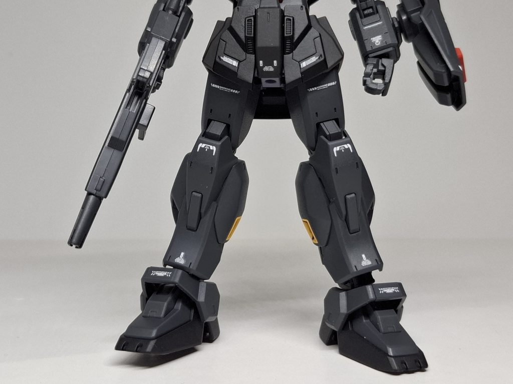 ティターンズブルーで塗ろうと思いましたがもっと重苦しくしたかったのでこっちティタァーンズカラーにしました。(単に塗料買う金がない)デカールは控えめにして増ます!!!!!