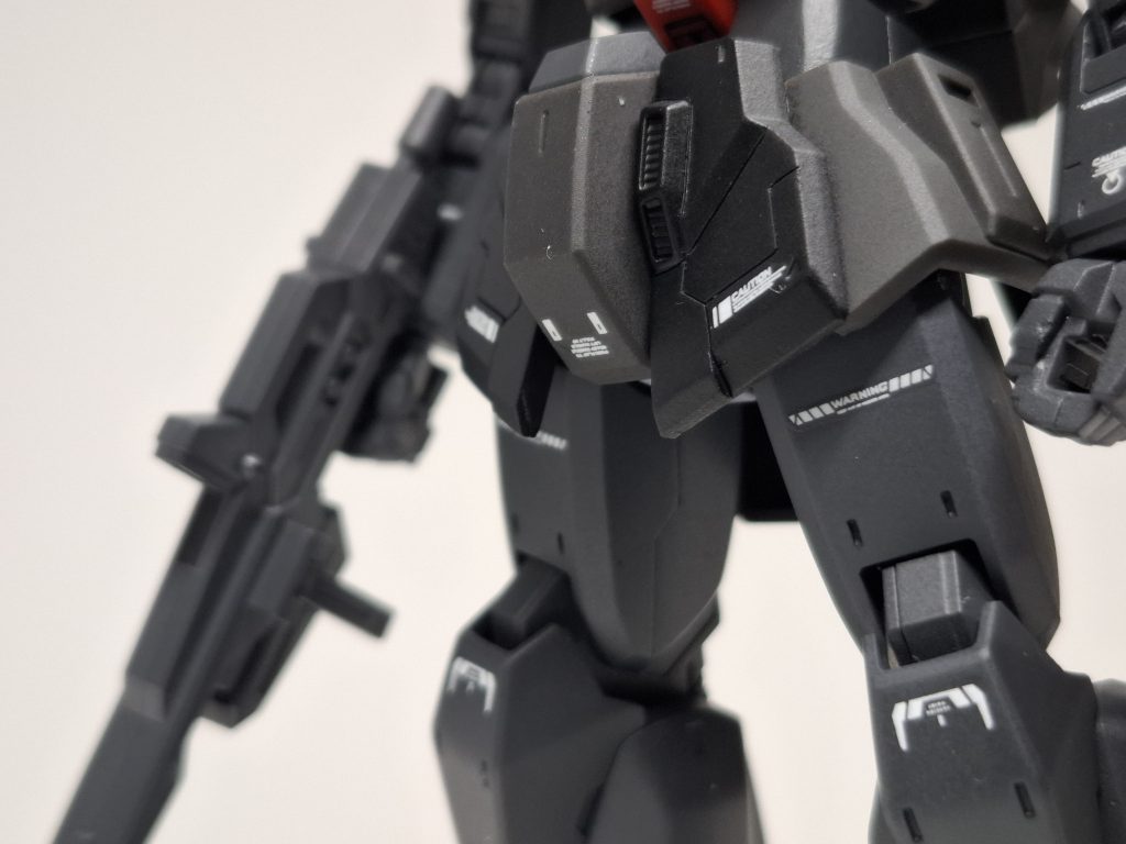 見えづらいかもしれませんが一様フロントスカートもスジボリして、凹凸が出るようにプラ板で、一部サイズが拡張してます。