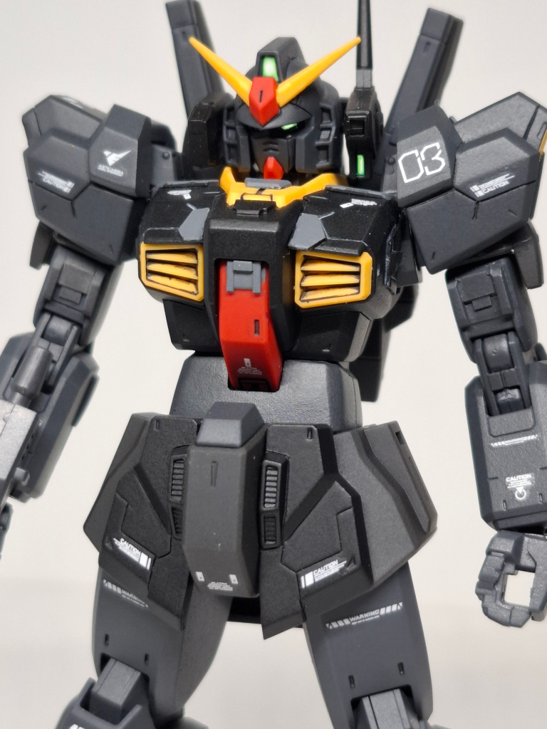 これだと見やすいですね!!!!!胴の延長の境目が見えないように何回も格闘した結果だいぶ綺麗になりました!ティターンズのシンボルマークがし無かったので水星の魔女専用デカールから似たのがあったので付けました!!!