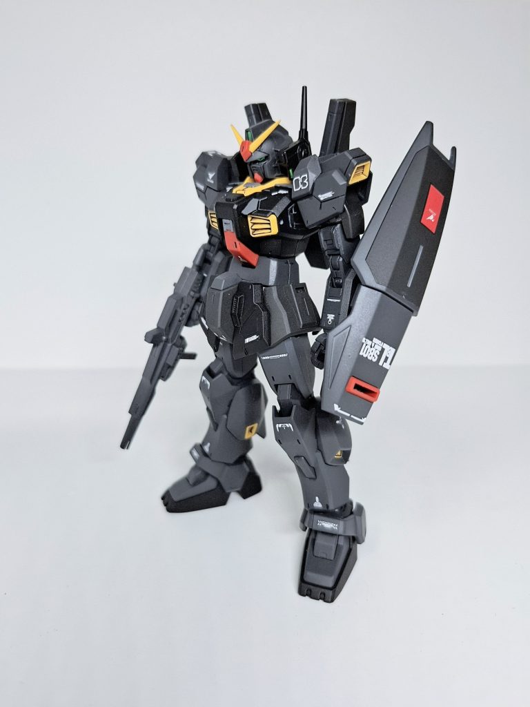 肩の形状変更が一番大変でした。でもおかげでカッチョいい!!!!!ちなみに全体像はこんな感じでだいぶ元のキットからスタイリッシュになった感じがします!!!!!シールドはもちろんアムロ持ちです。乗るのはカミーユですけど。