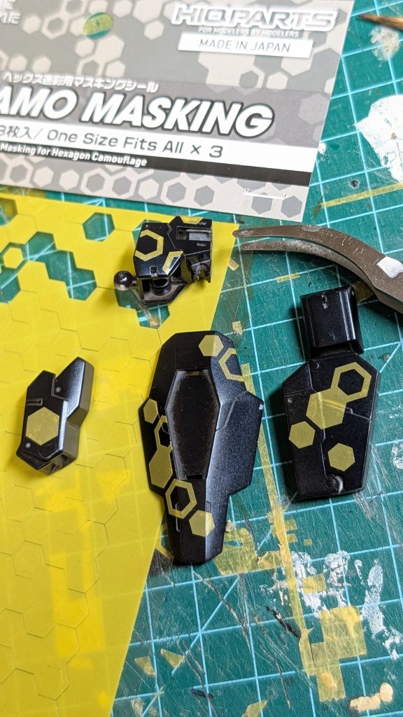 ヘックス迷彩には、ハイキューパーツさんのマスキングシールを活用しました。