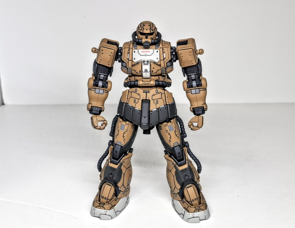 このザクはだいぶマッチョですよね?腕は太いし肩幅は広いし個人的にはスパイクとシールドがついていない状態が一番カッコいいと思います。