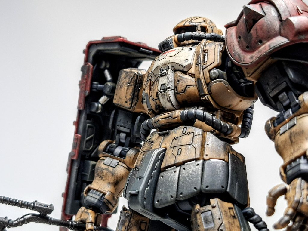 そしてできたのがこちらだぁッ!!!塗料は焼鉄色を使用しました。5年くらい前に買った塗料だったのでだいぶ乾燥していたみたいでガムみたいになってました。なので薄め液で溶かして再使用しています。