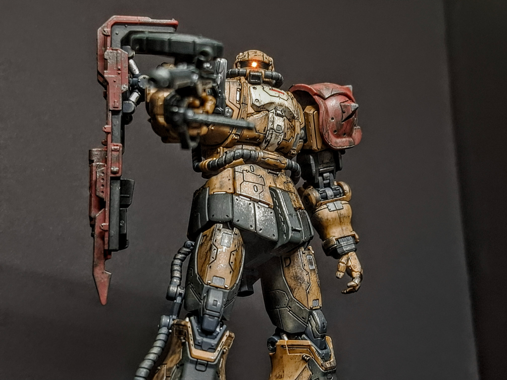 まさか目をここまで光らせると印象がザックリと変わるもんですねザクだけに。