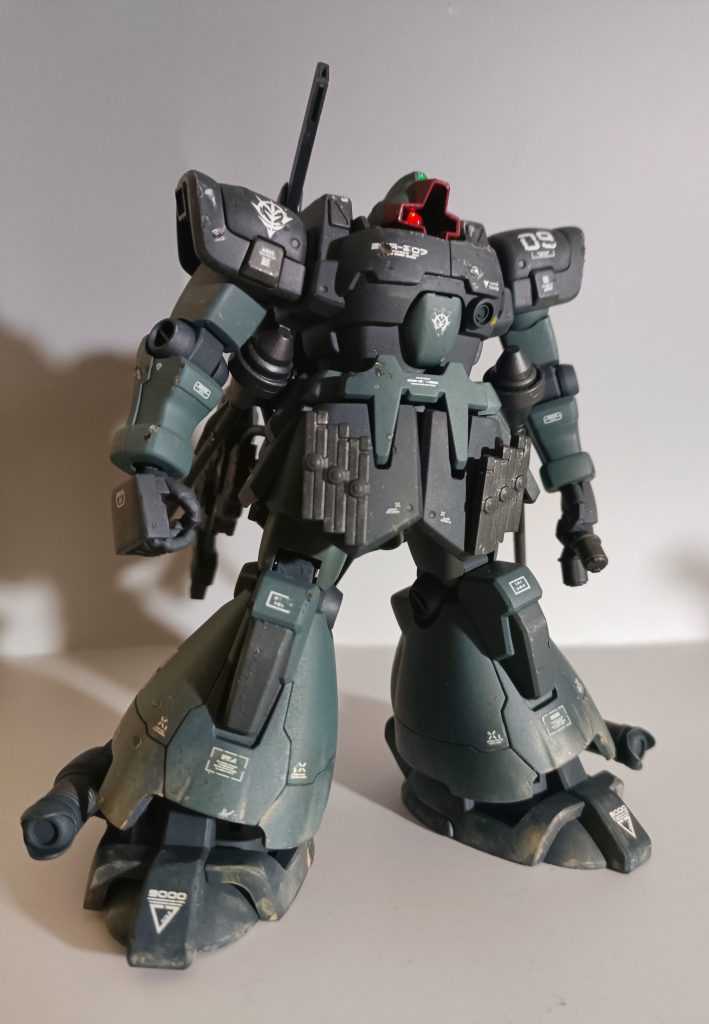 とにかく重厚に見えるように戦車のようなカラーにして艶消し塗装、ウェザリングしました。