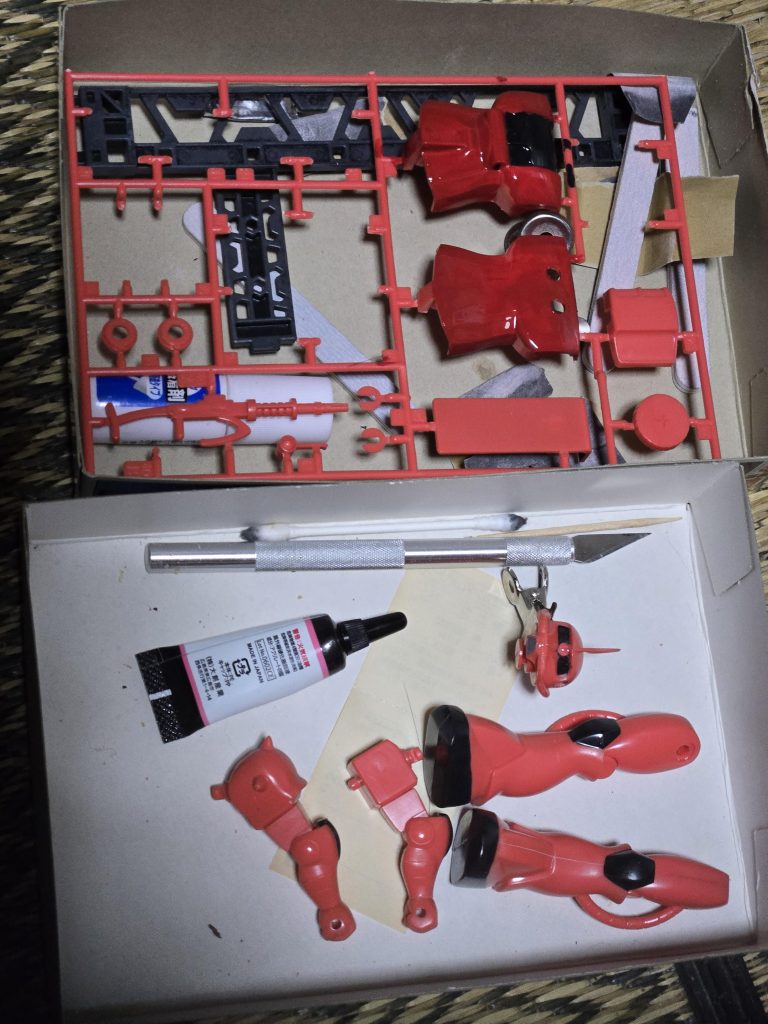 本体ピンクは成形色まま、足りない部分だけ筆塗りです。モノアイはピンクのレジンでちょっと盛ってます。