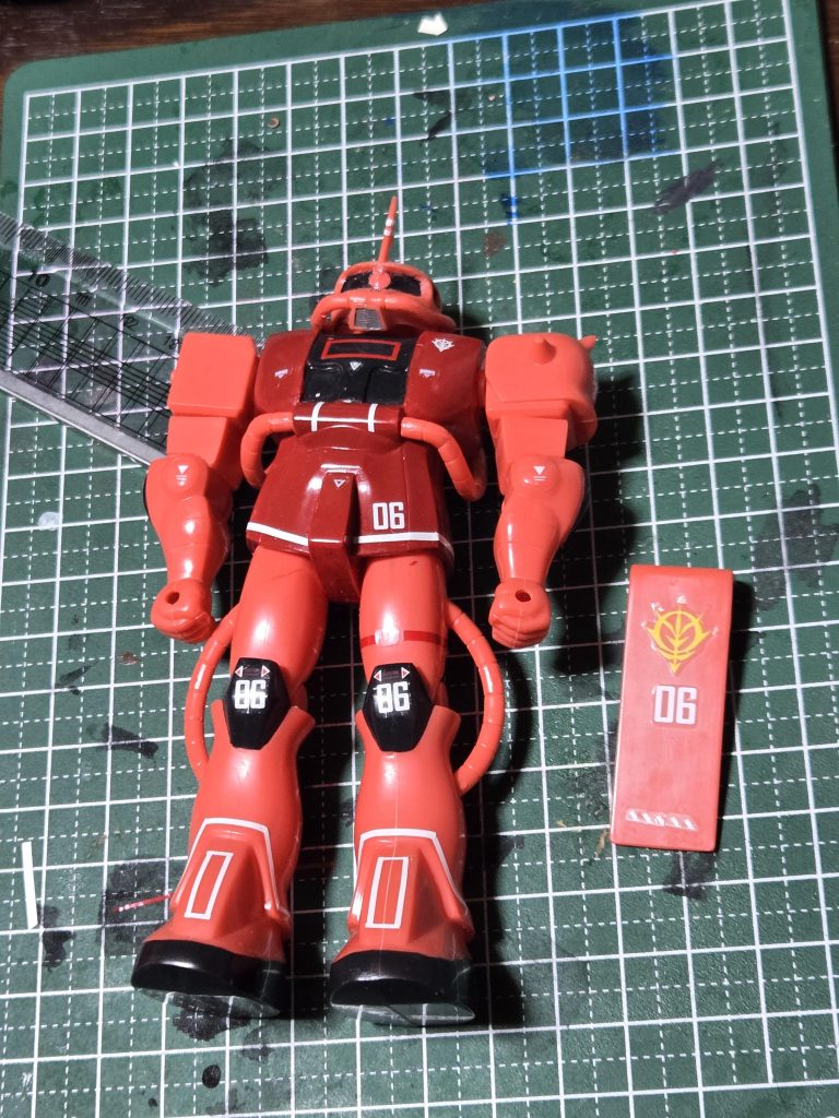 ラインはハセガワのフィニッシュシートで残りはガンダムデカールです。