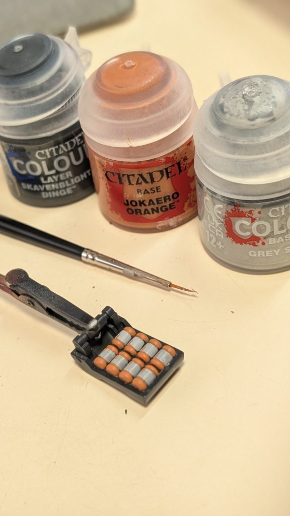 腰背部コンテナ内のGNミサイルも塗り分けてみました。展開しないと見えません…。