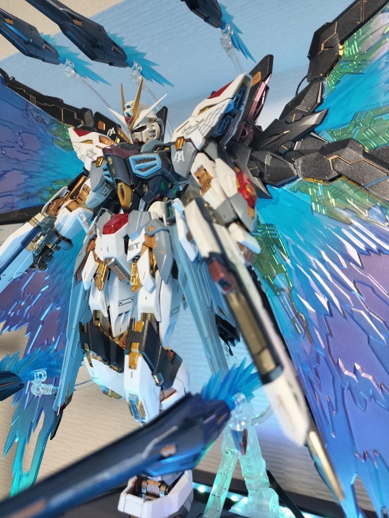 金属感やゴージャス感を出したくてとにかくキラキラさせました（笑）