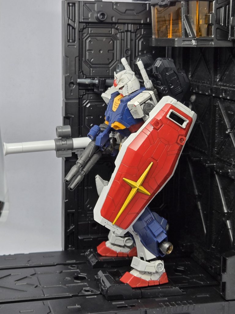 側面壁パーツ、武器ラックにもなるのがポイント高し✨武器を手に取りカタパルトに乗って発進‼️てシチュが再現できますね