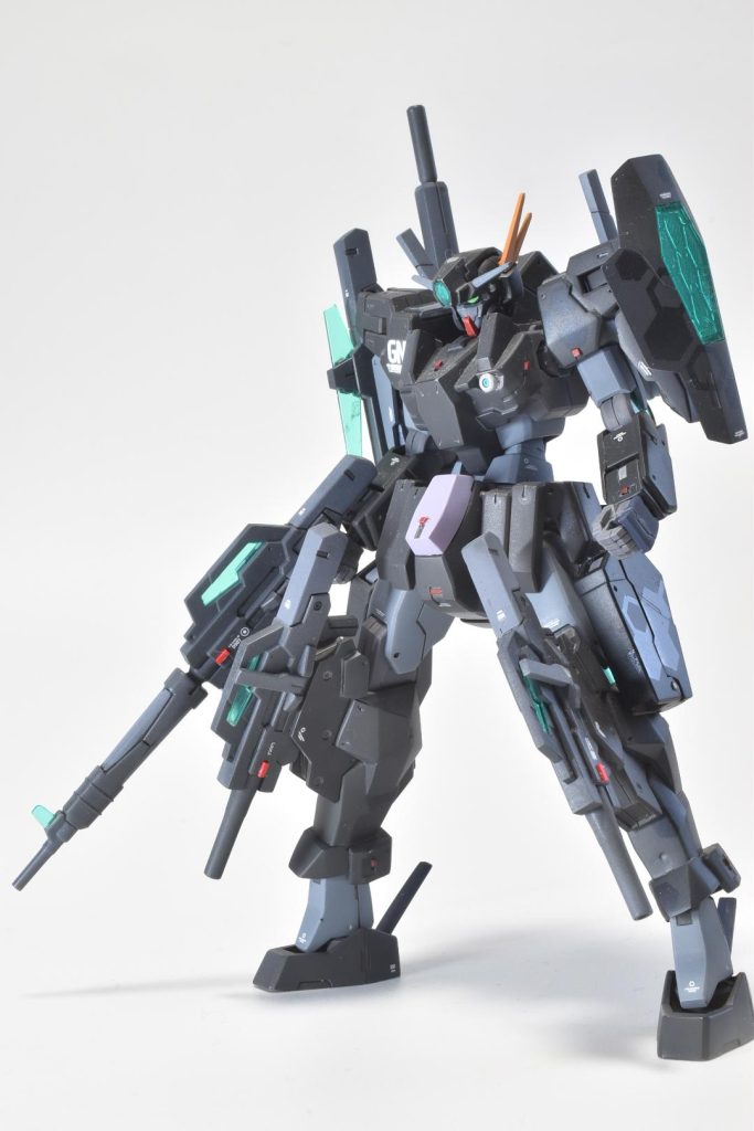 膝のGNビームサブマシンガン、腰部のホルスター、左肩のGNスモールシールドなどなど、通常のケルディムより重厚なシルエットが好みです。カラーリングもあって、特殊部隊感が出たかと思います。