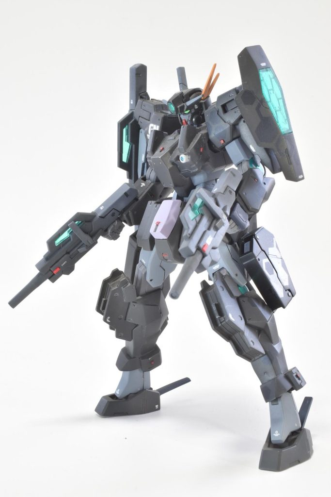 GNビームサブマシンガン膝に懸架された時はシルエットをマッシブに引き立てる武装。両手持ちするとさらに特殊部隊感が増します。セブンガンの中ではこの武装が特に好みです。