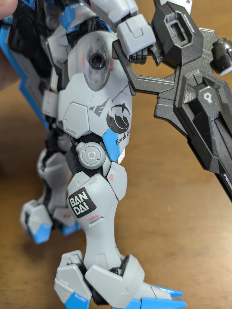 ㈱ガンダムの優良出資社、夢を作る企業のロゴ学生が四苦八苦して貼付けたので位置もイマイチ、シワも付いちゃった設定地球寮の皆さん、今後色んな企業に出資されてロゴが増えると良いですねの図(実はデカール失敗しただけです…)