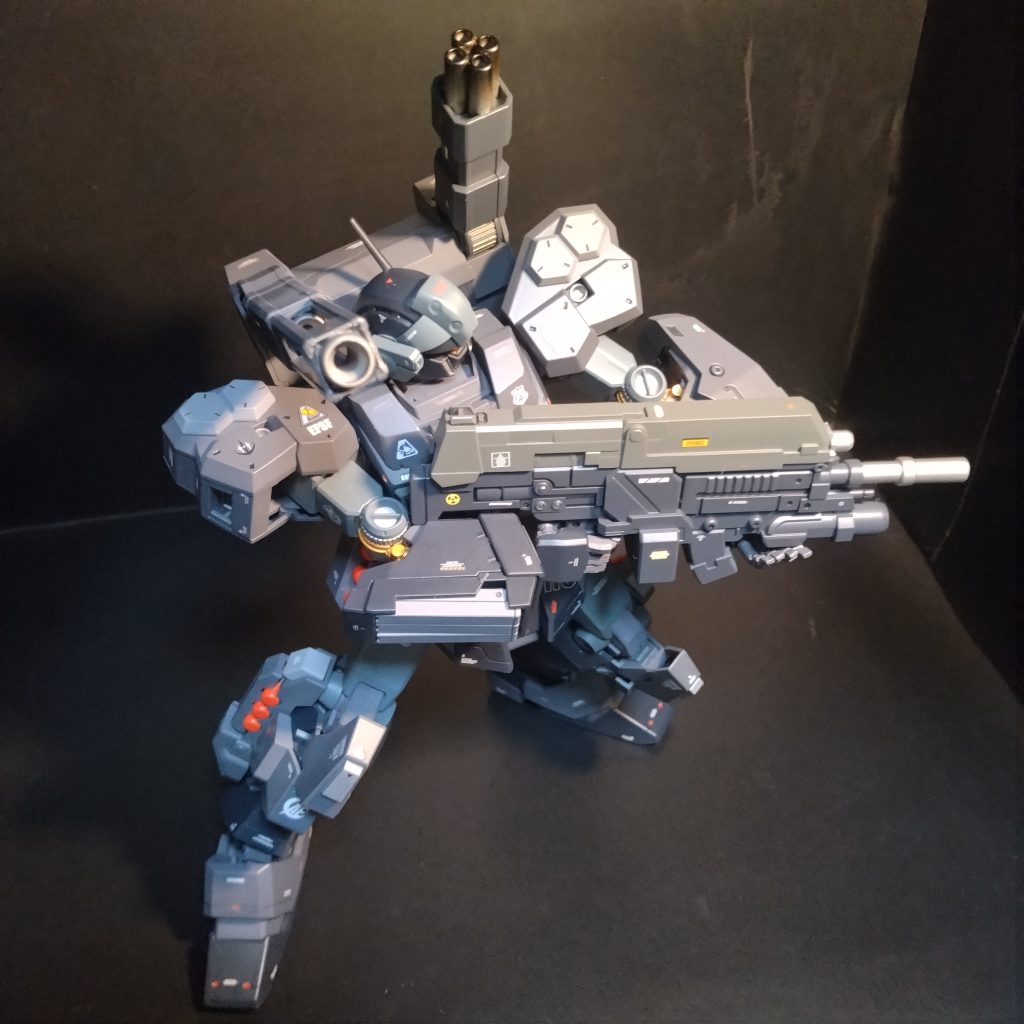 スジ彫りは余りやらなかったので!何かしらしようと!ライフルに目立たないかもですが!メタルパーツ使ってます!