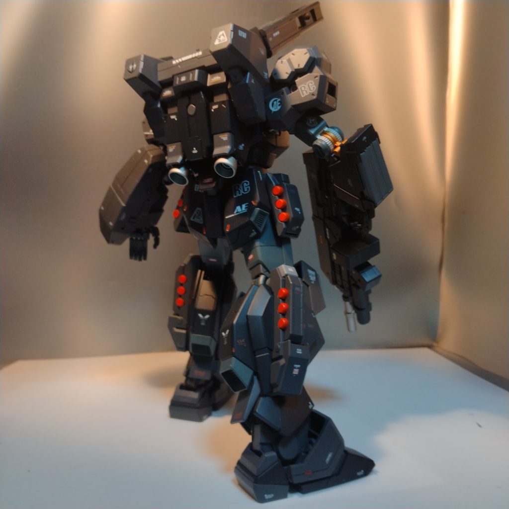 今回はちょっとしかスジ彫り入れたりしてません!あくまでも私個人のことですがジェスタは完成度が高くて手を入れるところが余り無いと思ってます!(笑)ちなみに所々彫り込んでオレンジのマーカー的な感じの物を入れてるのですが!私の勝手な設定です(笑)ジェスタは隠密行動するイメージがあったので!味方機に行動を点滅の場所に応じて次の行動を伝えるみたいな(笑)たまにやっちゃう私の妄想設定です!