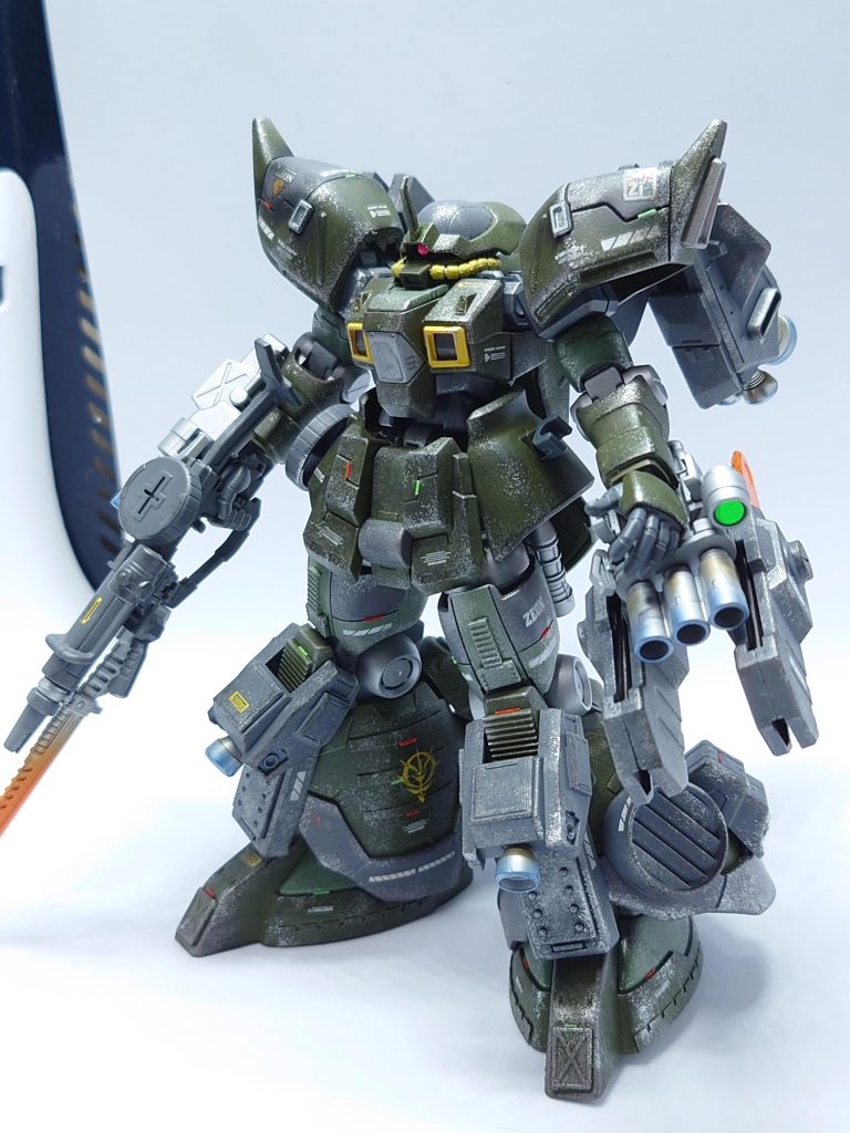 イフリート・プリューフェン一年戦争末期にツィマッド社が建造した試験用MS.主にツィマッド社独自の新型推進機器のテストベッドとして運用されており、機体を構成するパーツには次期主力機として内定したゲルググ、OEM生産しているグフカスタム、自社開発の新型ドムやギャンのパーツなどを使用、複数機が組み合わさったミキシング機体となっている。