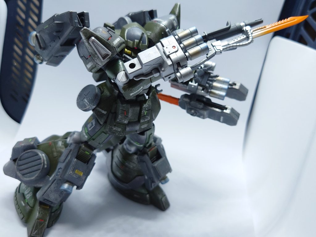 ヒートナイフ付きのザク・マシンガン標準装備されている。